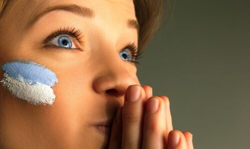 Retinol pod oczy: Jakie stężenie wybrać na początek?