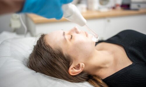 Fonoforeza: na czym polega zabieg i jakich efektów się spodziewać