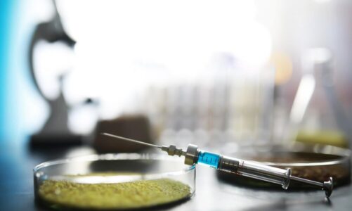 Leczenie biologiczne łuszczycy – co to jest i na czym polega?