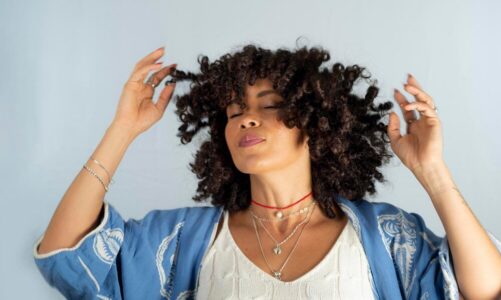 Pielęgnacja kręconych włosów: jak dbać o włosy kręcone krok po kroku