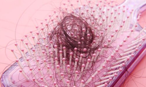 Placenta w pielęgnacji włosów: jak ampułki z łożyska ludzkiego wspierają porost i zapobiegają wypadaniu